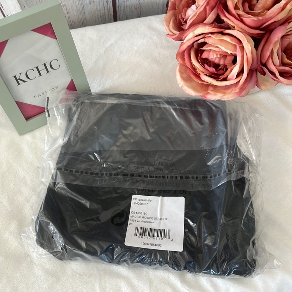 NWT We the Free Maggie Mid rise straight leg jeans - Picture 7 of 8